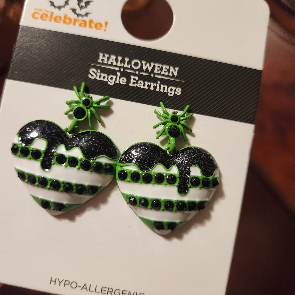 Halloween Heart Earrings with Spider Design Black & Green NWT - Picture 2 of 3